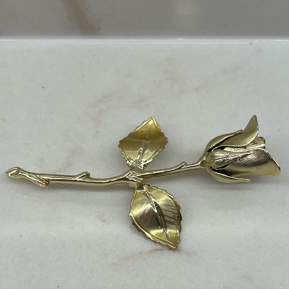 Vintage Single Head Gold Tone Rose Brooch with Leaves Detailed Design